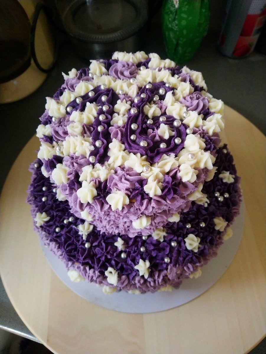 Laurina5012's tweet photo. #sweetsixteen geen #fondant maar #botercreme in de #smaken #hazelnoot #praline en #witte #chocolade m'n jongste puber heeft deze #taart geheel #zelfstandig #gemaakt 😘 https://t.co/iPeEwFiaAD