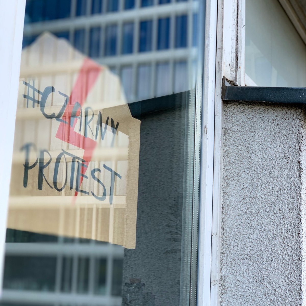Olczyk_Kacper's tweet photo. Pandemia zmienia prawie wszystko, łącznie z formą #CzarnyProtest. ⚫️
Nic nie zmienia prawa kobiety do decydowania własnym ciele i życiu. ❌
#RatujmyKobiety #PiekłoKobiet #NieSkładamyParasolek #OdrzućProjektGodek @strajkkobiet https://t.co/edC6hImYLE
