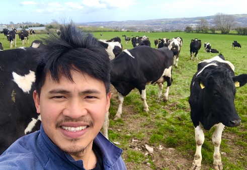 farmingjobs's tweet photo. Romar, Farm Solutions staff member from New Zealand busy at work on a farm in Cork. Heβs enjoying his new dairy role in Ireland.
#farmlife #teamdairy #farmstaff #irishfarmjobs #dairyfarm #newzealand https://t.co/9dGTNBaLJx