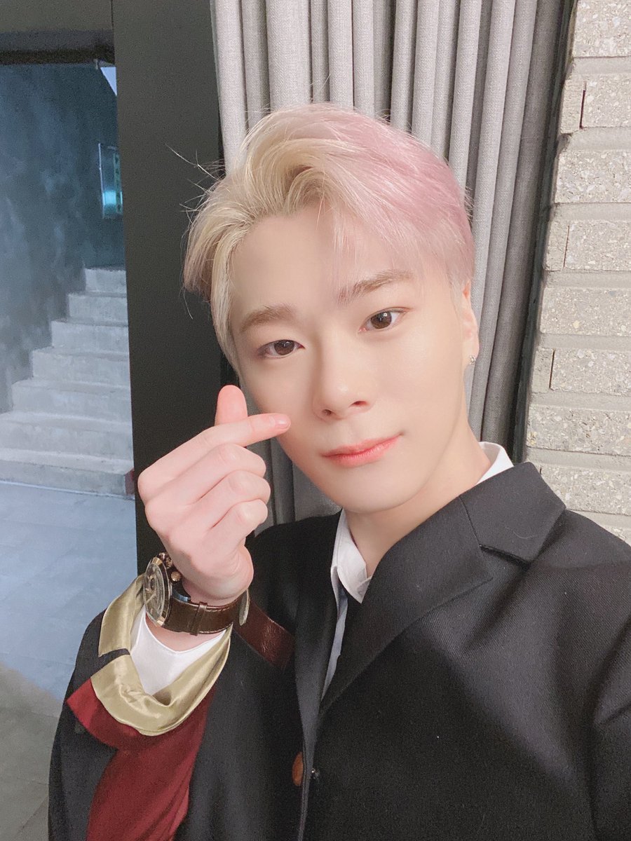 [#아스트로 #문빈] 
🌟200414 #인어왕자 제작발표회 🌟

인어왕자님 그 자체인 오늘의 문빈🧜‍♂️❣️
신비롭고 몽환적인 우혁의
정체 앞으로 함께 알아가보아요‼️✨
다음주 인어왕자 본방사수👍💜

#ASTRO #AROHA #아로하