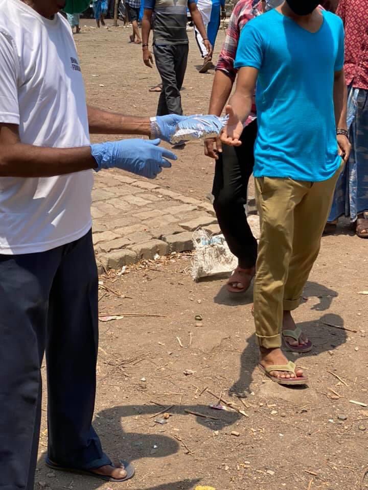 Asifbhamlaa's tweet photo. #Day16 #lunch packages mostly Chawl dilivery Huge shout out to the Basti Pramukh appointed by @bhamlafoundatio who reach out in troubled times enter bylanes today’s schedule #FeedTheNeedy alongside #Santation prog Daulat Nagar Santacruz @PiyushGoyal @GretaThunberg https://t.co/FTIcFl8dC8