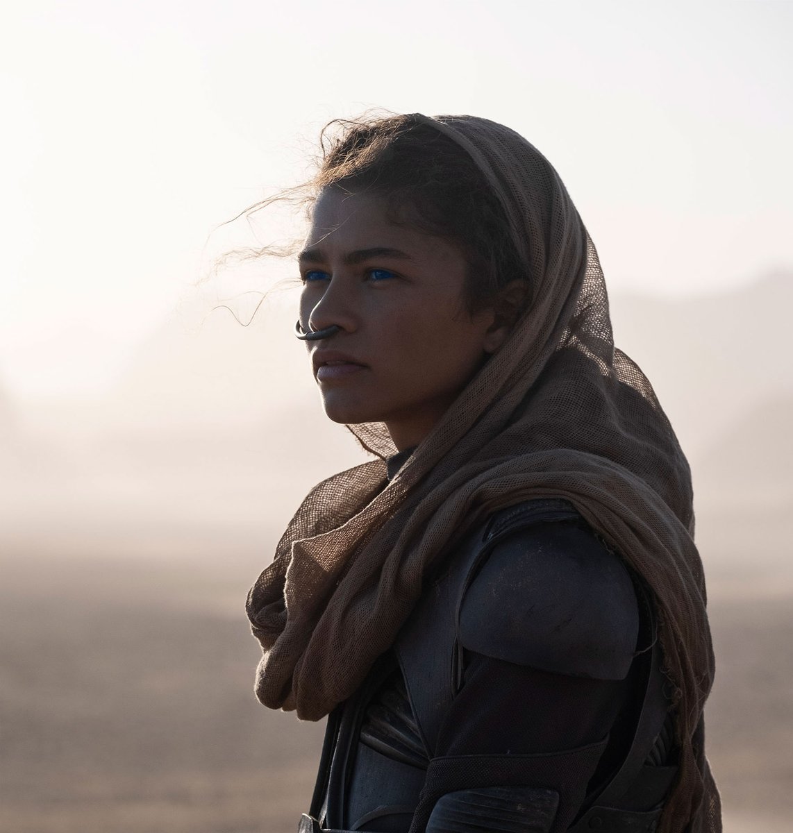  #DUNE FIRST LOOK:  @Zendaya is Chani, a mystery woman "who haunts Paul in his dreams as a vision with glowing blue eyes." More from  @Breznican:  http://vntyfr.com/WQdtFYU 