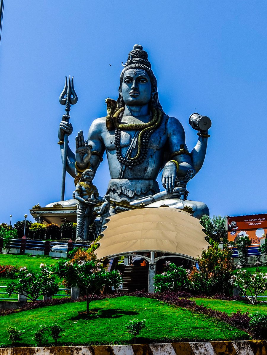 saradasolar's tweet photo. World's second largest shiva Statue 🙏🙏#murudeshwar 
#templeofkarnataka 
#tallestgopuram 
#shivstatue 
#ancienttemple 
#mobile_captured📷 
#oneplus7t 
#shivoham🙏 
#naturephotography 
#harharmahadevॐ 
#arabiansea 
#murudeswarbeach  @ Murudeshwara Temple and Beach https://t.co/8MgJf0CdBu