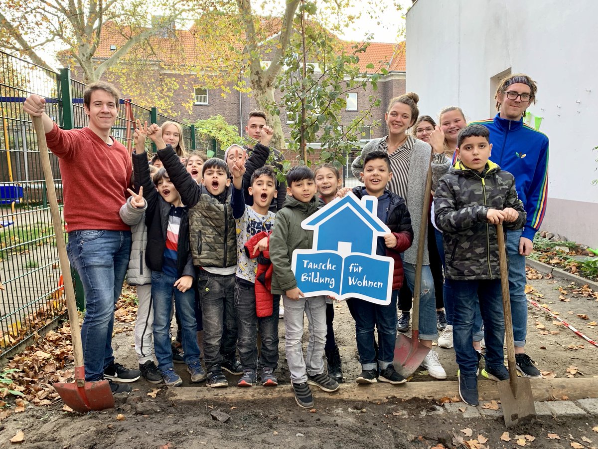 XignSys's tweet photo. "Jojo" blüht auf! Wir freuen uns, dass unser, im Oktober letzten Jahres, gespendeter Pflaumenbaum an @tauschebildung so schön wächst und gedeiht. 🤩🌳
#TauscheBildung #Baumspende #JojoPflaumenbaum https://t.co/eKdCXqfEly
