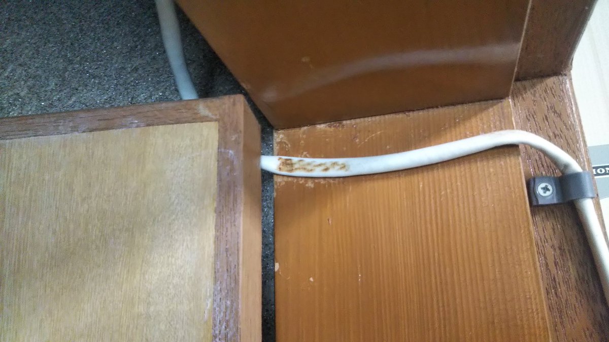 ぱっきゃまら บนทว ตเตอร 自宅の1階と2階とを繋ぐ為に通していたlanケーブルが断線したみたいだ 多分ドアのすき間に無理矢理通していたこの部分だと思うんだけど 切断してジャックを付けるキットを買って来ないとな ちょっとした工作が必要だなぁ