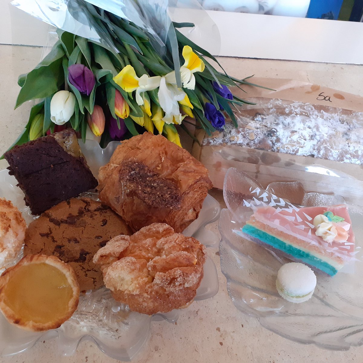 Mijn Paaslekkernijen zaterdag opgehaald bij vegan patisserie Epicurieus. Smaakt weer heerlijk zoals altijd. En de vegan caramel brownie &amp; kokosmakron om te smullen. Bij de Sligro Westvlietweg ernaast nog een vegan creamy cheese saus van Gouda's Glorie...

m.facebook.com/story.php?stor…