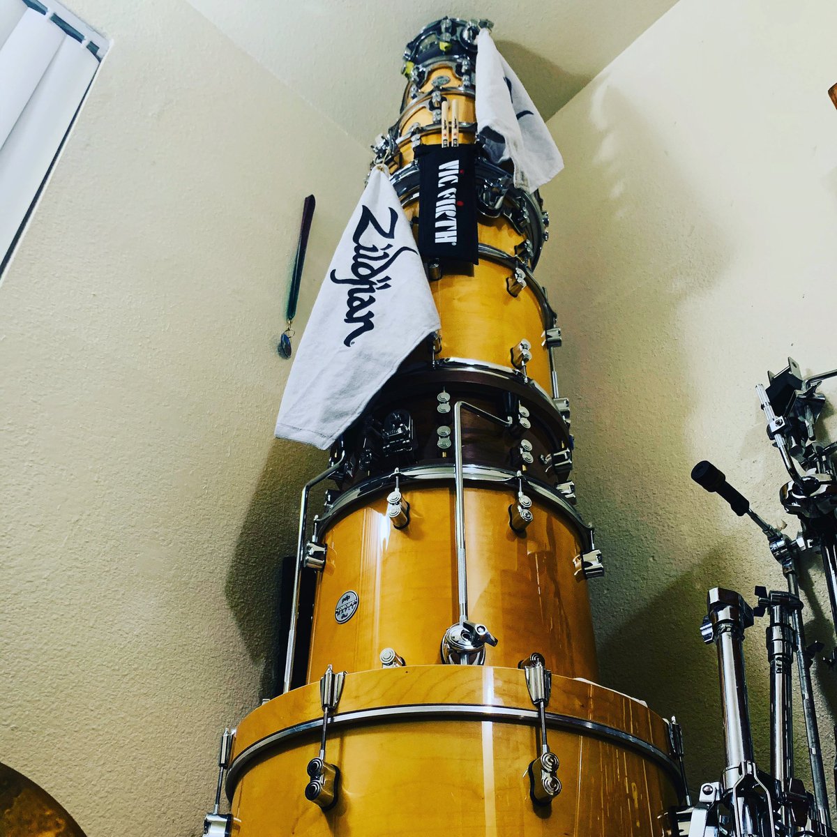 Ameero31220's tweet photo. TO THE CEILING IT IS 🩸🩸

#quarentine2020 #musician #drummersofinstagram #pdpdrums #dwdrums #vicfirthsticks #vicfirth #vicfirthdrumsticks #petererskine #zildjian #ironcobrapedals #aquariandrumheads #pdpconceptmaple #dwlimitededitionsnare https://t.co/qirodNdTok