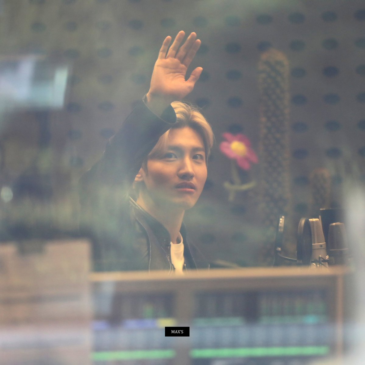 sim_maxs's tweet photo. 200414 미스터라디오 창민
🙋‍♀️🙋‍♀️🙋‍♀️🙋‍♀️🙋‍♀️🙋‍♀️

#최강창민 #チャンミン #changmin https://t.co/jFpYgb6roq