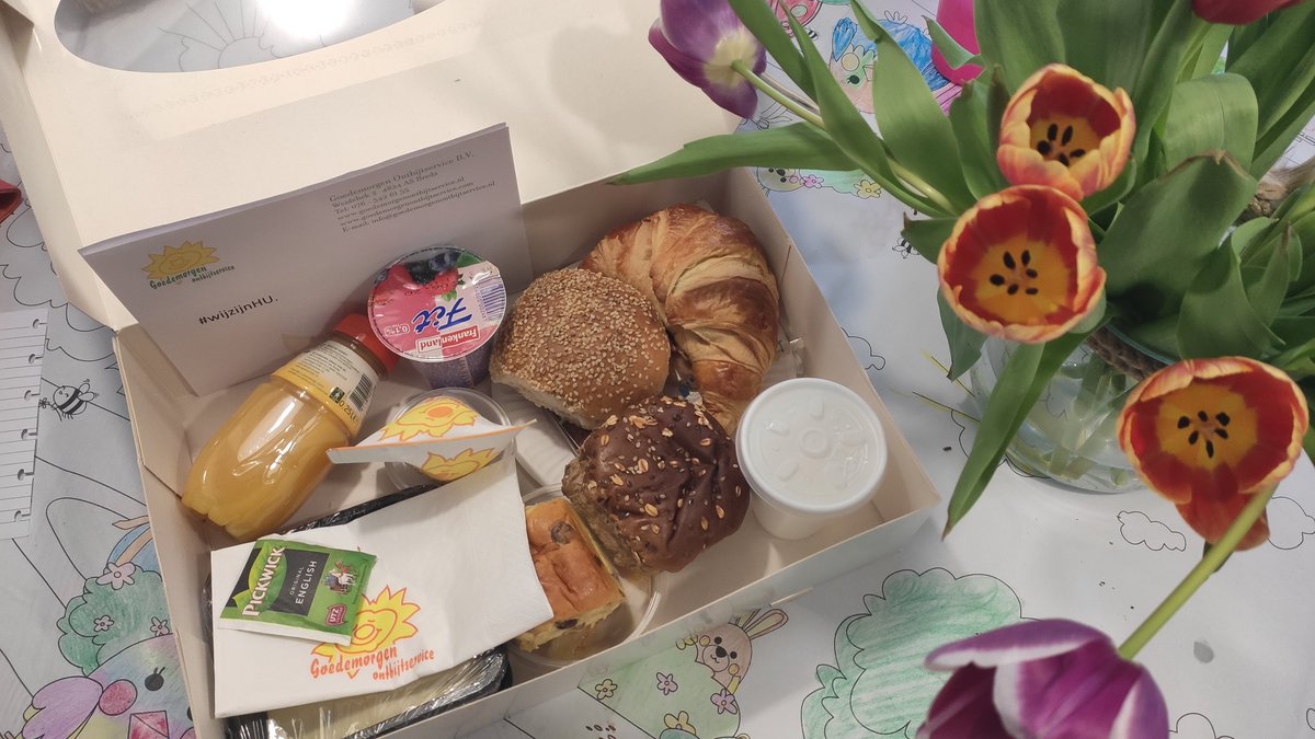 Linda_vdBroek's tweet photo. Ontbijtje op de mat, om samen met collega's van het #IAd @HU_Utrecht gezellig - online - de dag te starten. Super leuk! #wijzijnHU #corona https://t.co/JBeLp6qopT