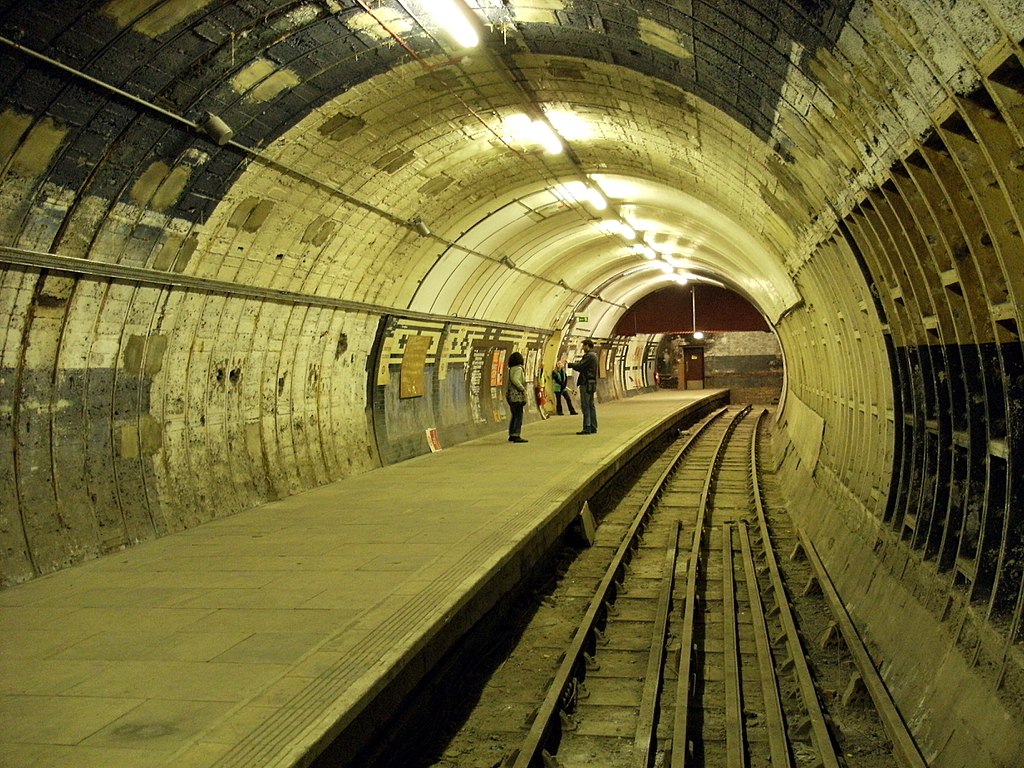 Station Aldwych - Londres :Ouverte en 1907, fermée en 1940 pour cause de WWII, et servi d'abri anti aérien, la station n'a jamais été rouverte, car elle était faiblement fréquentée (1M de voy en 1929), De nos jours, elle fait le bonheur des producteurs de cinéma