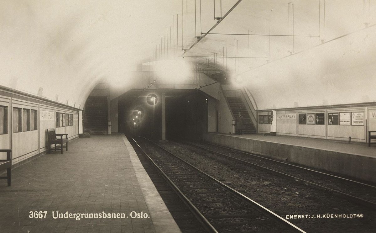 Station Valkyrie plass - OsloOuverte en 1928, elle a été fermée en 1985, car trop proche de la station Majorstuen, il aurait été difficile d'agrandir la station Valkyrie plass pour accueillir des rames plus longueElle sert de sortie de secours, et de tournage pour le cinéma
