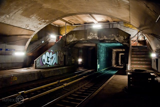 Station Valkyrie plass - OsloOuverte en 1928, elle a été fermée en 1985, car trop proche de la station Majorstuen, il aurait été difficile d'agrandir la station Valkyrie plass pour accueillir des rames plus longueElle sert de sortie de secours, et de tournage pour le cinéma