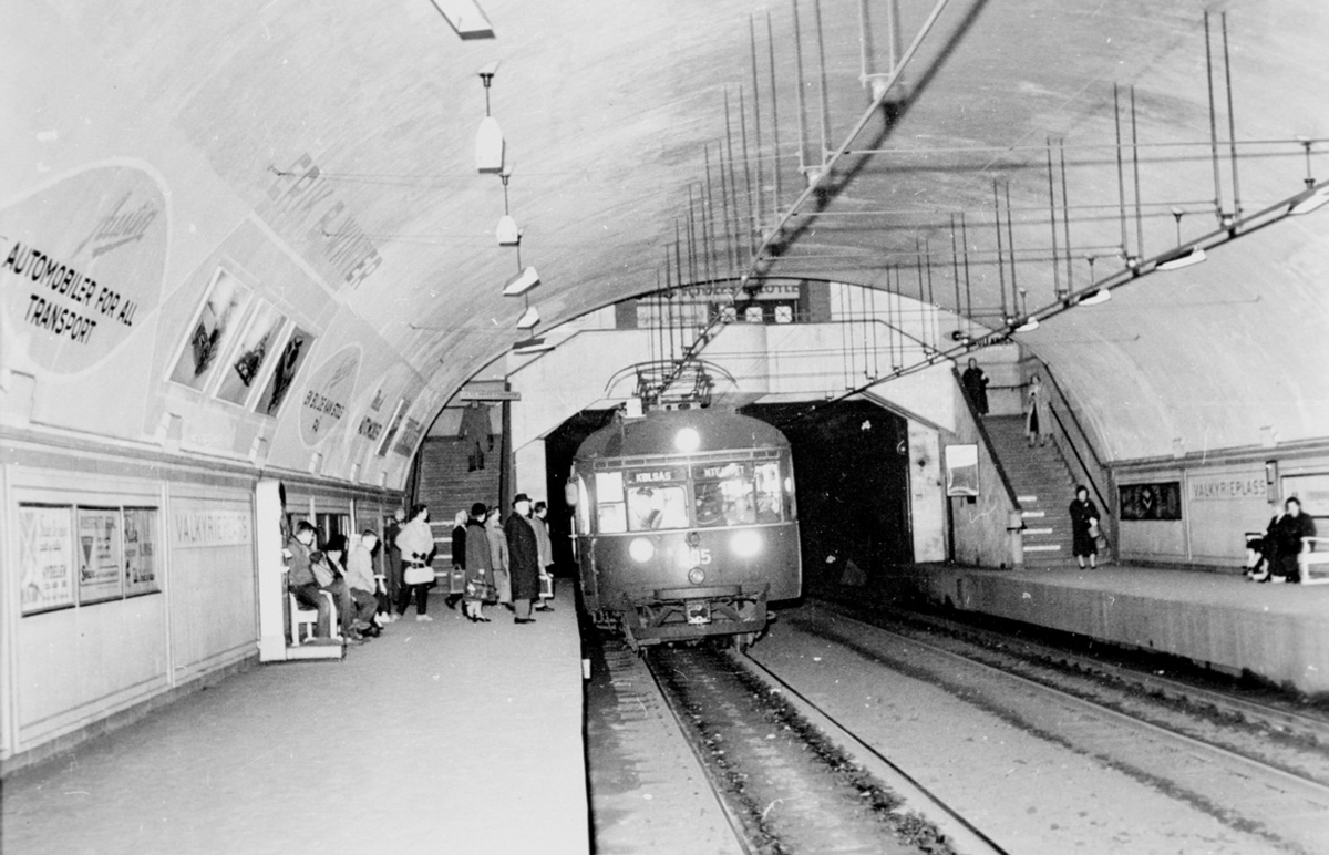 Station Valkyrie plass - OsloOuverte en 1928, elle a été fermée en 1985, car trop proche de la station Majorstuen, il aurait été difficile d'agrandir la station Valkyrie plass pour accueillir des rames plus longueElle sert de sortie de secours, et de tournage pour le cinéma