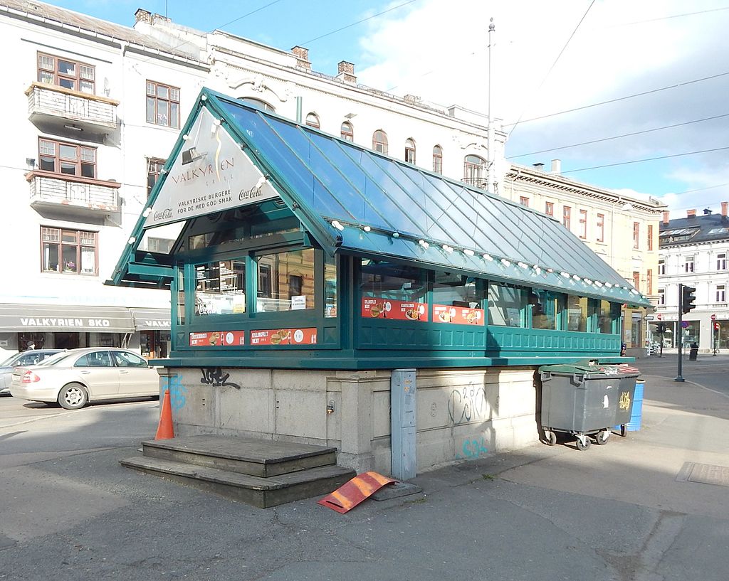 Station Valkyrie plass - OsloOuverte en 1928, elle a été fermée en 1985, car trop proche de la station Majorstuen, il aurait été difficile d'agrandir la station Valkyrie plass pour accueillir des rames plus longueElle sert de sortie de secours, et de tournage pour le cinéma