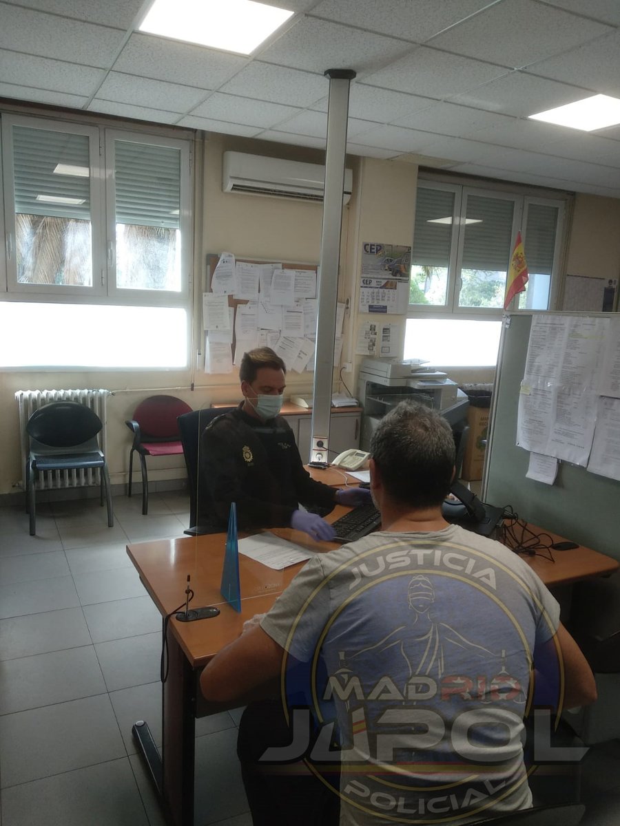 Jupol_Madrid's tweet photo. 👏En el día de ayer, el Comité Regional de @Jupol_Madrid se encargó de llevar e instalar 100 pantallas en las Comisarías de la #ComunidadDeMadrid

👉La donación de éstas llegó de la mano de GRUPO ZONA Industria Gráfica

💙No podemos decir otra cosa que MIL MILLONES DE GRACIAS!💙 https://t.co/qNy354OafA