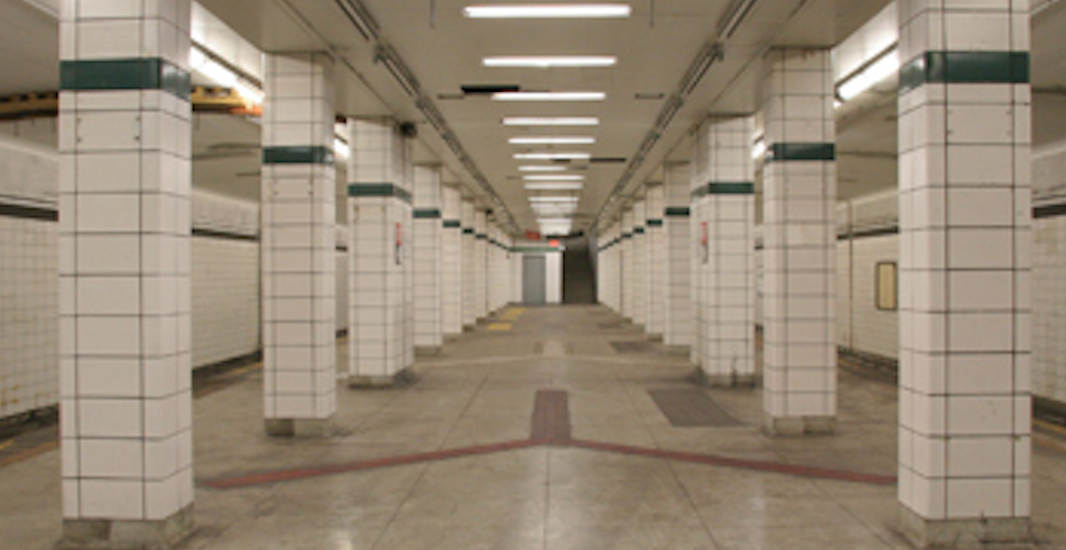 Station Bay - Toronto :Ouverte entre février et septembre 1966, fermée, car c'est une station qui devait accueillir 3 lignes, mais comme il n'y a pas d'indépendance, ça crée du retard sur les lignes, et donc, l'essai a été un échec, et donc station fermée au public