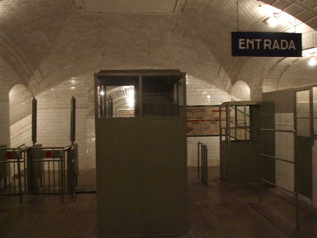 Station Chamberí - Madrid :Ouverte en 1919 et fermée en 1966, car il était impossible d'agrandir la station pour accueillir des rames de 6 voitures, (emplacement incurvé), et de la proximité de la station Iglesia à 200mOuverte en 2008, pour devenir un musée du métro de Madrid