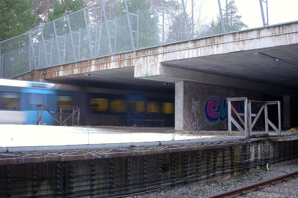 Station Kymlinge - Stockholm :Construite dans les années 70, pour desservir un futur quartier administratif de l'Etat, projet abandonné, dans le but de préserver ce secteur de la ville.Des idées de réouverture pour desservir le quartier, mais aucune date de prévue