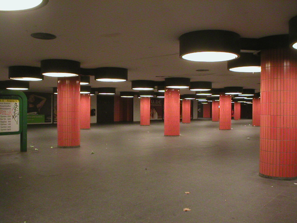 Station Berliner Messe - Berlin :Station qui devait desservir le centre de congrès, mais la station construite, et restée dans l'état n'a jamais été ouverte au public.Elle a servie au tournage de Hunger Games La Révolte 2