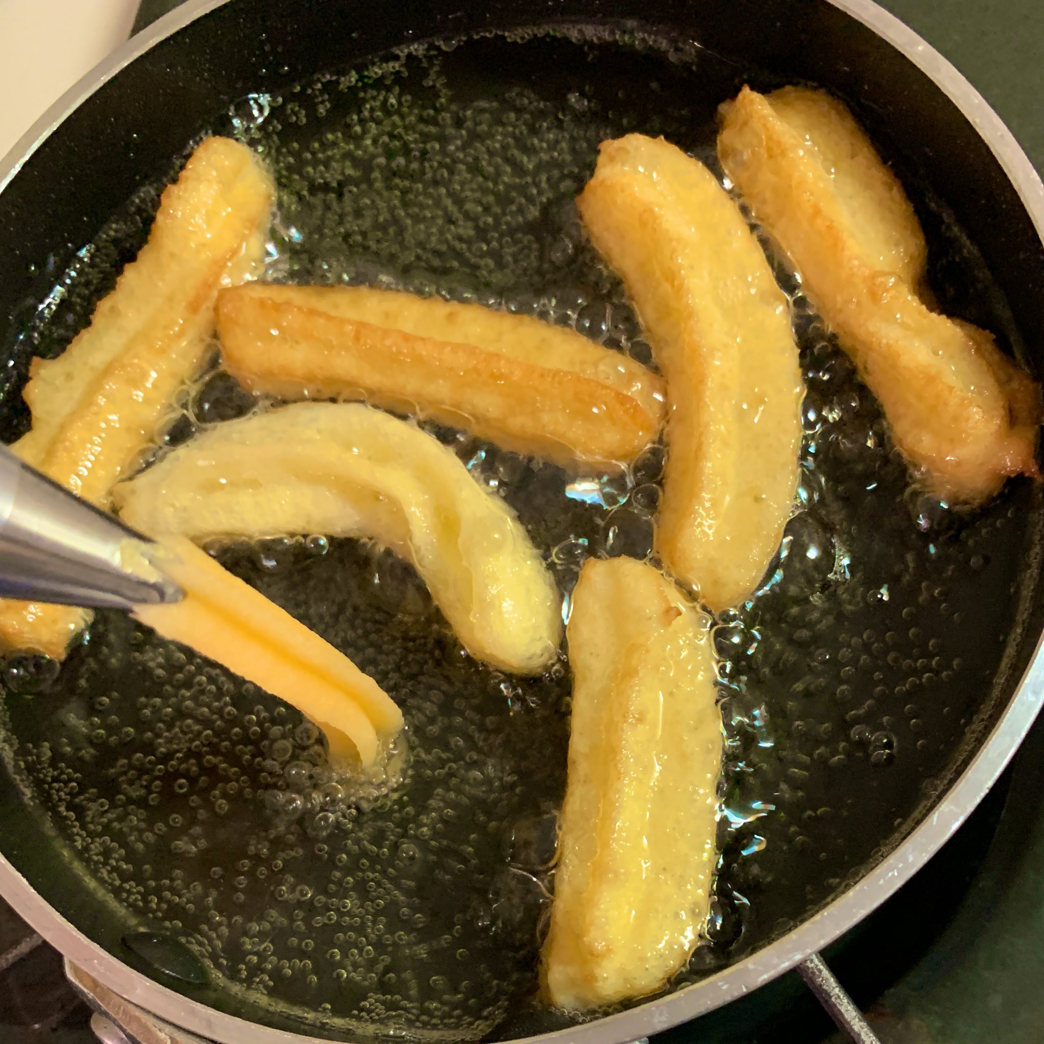 なかしましほ On Twitter チュロス 牛乳 大さじ3 バター15g 粉 大さじ3 溶き卵 1個 1 牛乳とバターを小鍋に入れ中火にかけ バターが溶け沸騰したら粉を加え 弱火で30秒練る 2 ボウルに移し卵を加え 滑らかになるまで混ぜる 3 油を熱し 絞り出してキッチンバサミ