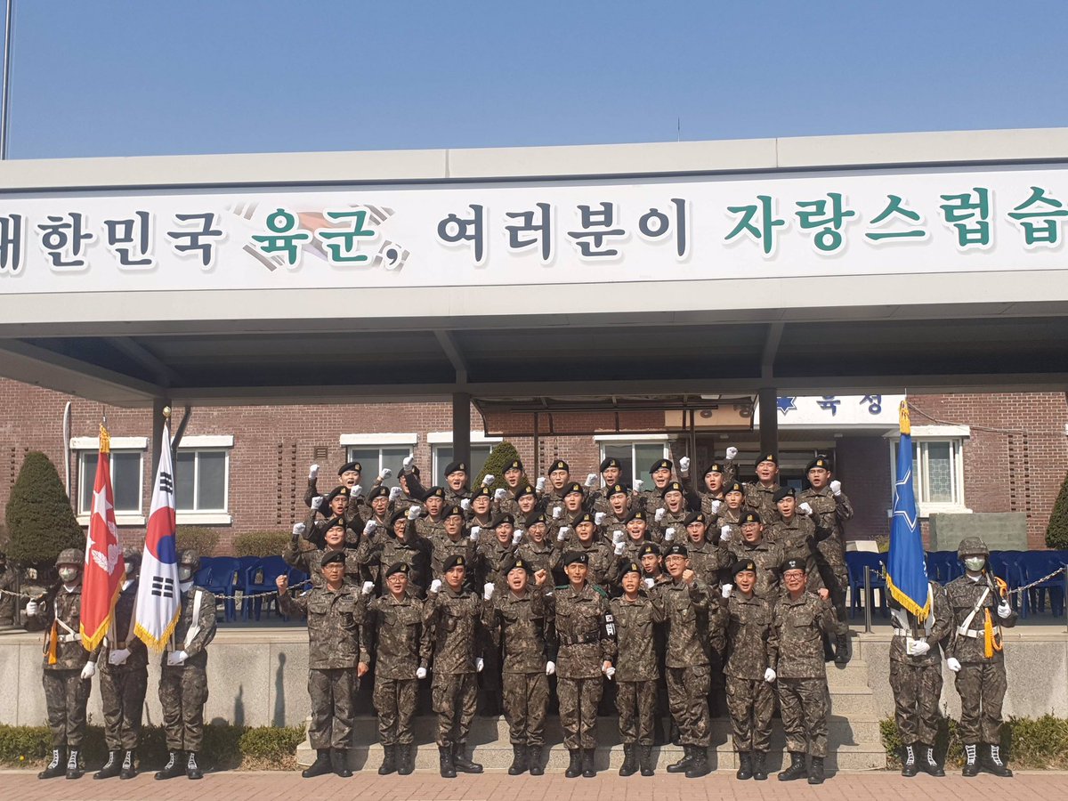 jpauladi12's tweet photo. Seungri has completed basic military training. He's now officially Private Second Class Lee Seunghyun. 👏🏻 https://t.co/nfIhatq8ir
