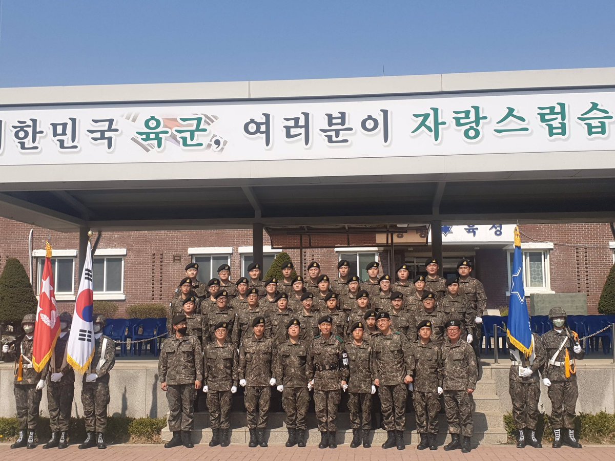 jpauladi12's tweet photo. Seungri has completed basic military training. He's now officially Private Second Class Lee Seunghyun. 👏🏻 https://t.co/nfIhatq8ir