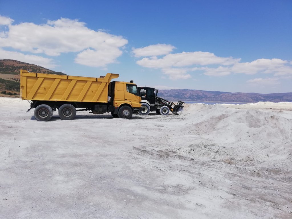 Şu güzellikte yürümeye çekinir insan, doğanın ihtişamına zarar gelmesin diye. İnşaat kamyonları yürek sızlatmıyor mu? Yalvarıyoruz size çekin o sarı kamyonları. Bırakın huzurla yaşasın Salda gölü. Binlerce yıldır en güzel yaptığı şeyi yapmaya devam etsin: Bakana huzur versin.