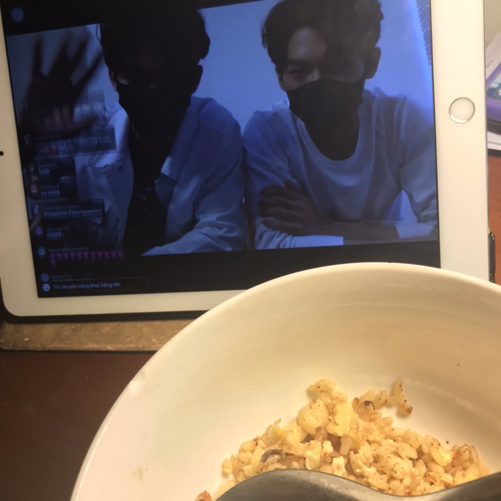 Kko064's tweet photo. Đuma ngồi ăn cơm mà nhìn 2 đứa ăn lẩu thèm vcllllll #LiveAtLunchxBrightWin https://t.co/258ISBJm1n