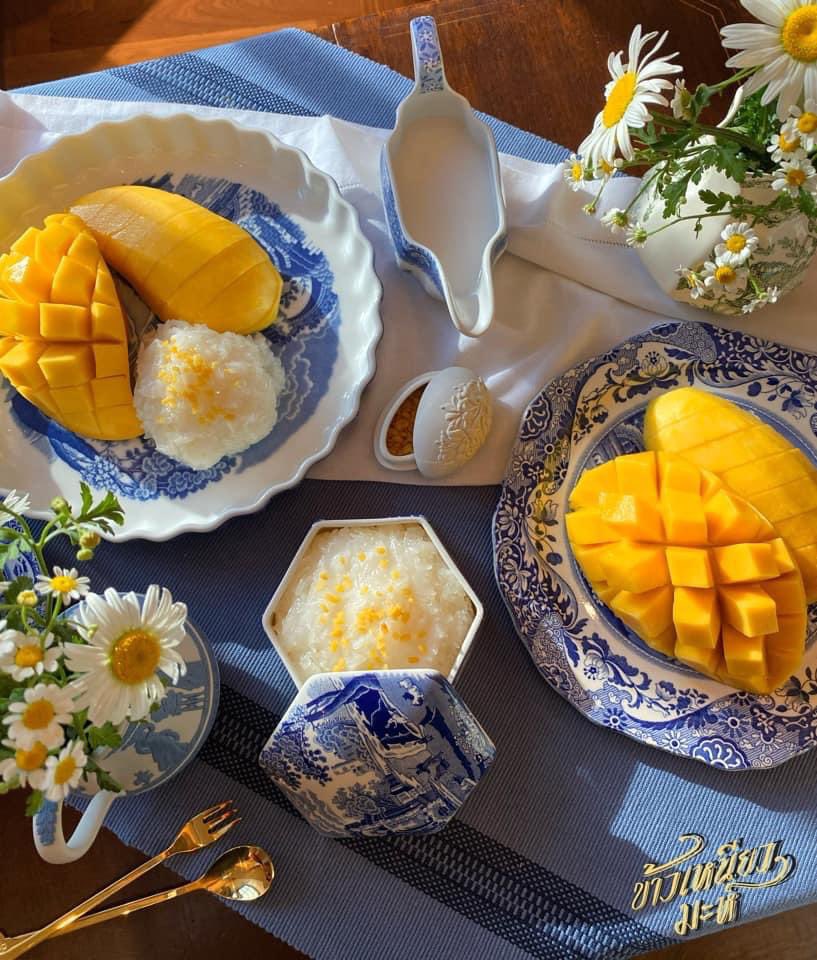 #ข้าวเหนียวมะห์ ยกให้เป็น #ข้าวเหนียวมะม่วง ที่น่ากินและรสชาติดีที่สุดเป็นอันดับหนึ่งในใจตอนนี้ 
.
.
ข้าวเหนียวมูนสดใหม่ชุ่มฉ่ำไปด้วยน้ำกะทิ หอม มัน เสิร์ฟคู่กับมะม่วงน้ำดอกไม้จากบางคล้าหอมหวานสุกกำลังดี โรยด้วยถั่วทองคั่วแบบไร้น้ำมัน กรุบกรอบ ฟินลืมมม
#อร่อยไปแดก #เราไม่ทิ้งกัน