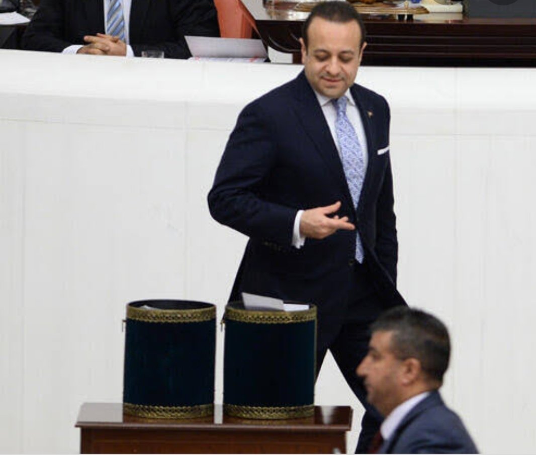 Çiftlik Bank dolandırıcısı Mehmet Aydın dün gece affedildi. Binlerce insanı dolandırmış olsanda !
Mehmet gel evladım ülkene. Ne istedin de vermedik sana !
Bu halkın aklı ile dalga geçmeye devam edin.
Muhalefet oylamaya katılmaz,ikditar dolandırıcıları ve istismarcilari affeder !