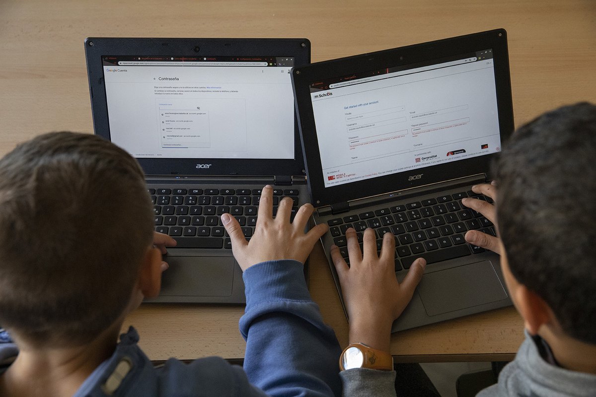 📲 Iniciem el procés per repartir 22.000 dispositius amb connectivitat a alumnes que no en disposen per seguir el curs des de casa 🏠

💻 A aquesta xifra, s'hi haurà de sumar la d'iniciatives d'ajuntaments, consells, entitats o empreses 📶

🔗 [Comunicat] govern.cat/salapremsa/not…