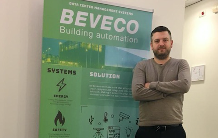DutchDatacenter's tweet photo. Werken in een #datacenter, hoe ziet zo'n baan er precies uit? Wij interviewen diverse professionals die werkzaam zijn in de datacenter sector. Lees nu het #interview met Jan Kelderman die Senior Project Engineer Meet &amp; Regeltechniek is bij Beveco: https://t.co/B9i3bIV1ys @Beveco8 https://t.co/2X64Ho1tha
