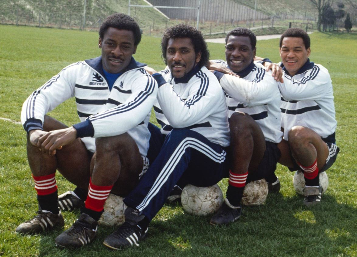 Kitman_Phil's tweet photo. Here's Tuesday's first #TheyPlayedForDavidPleat of the day @lutontown what a great picture from the summer of 1984/5? So much talent here
#EmekaNwajiobi @rickyahill #MitchellThomas and #BrianStein not sure about the #ManUtd looking training socks though??? @Mickharford @Marv700 https://t.co/WBmSOdopB6