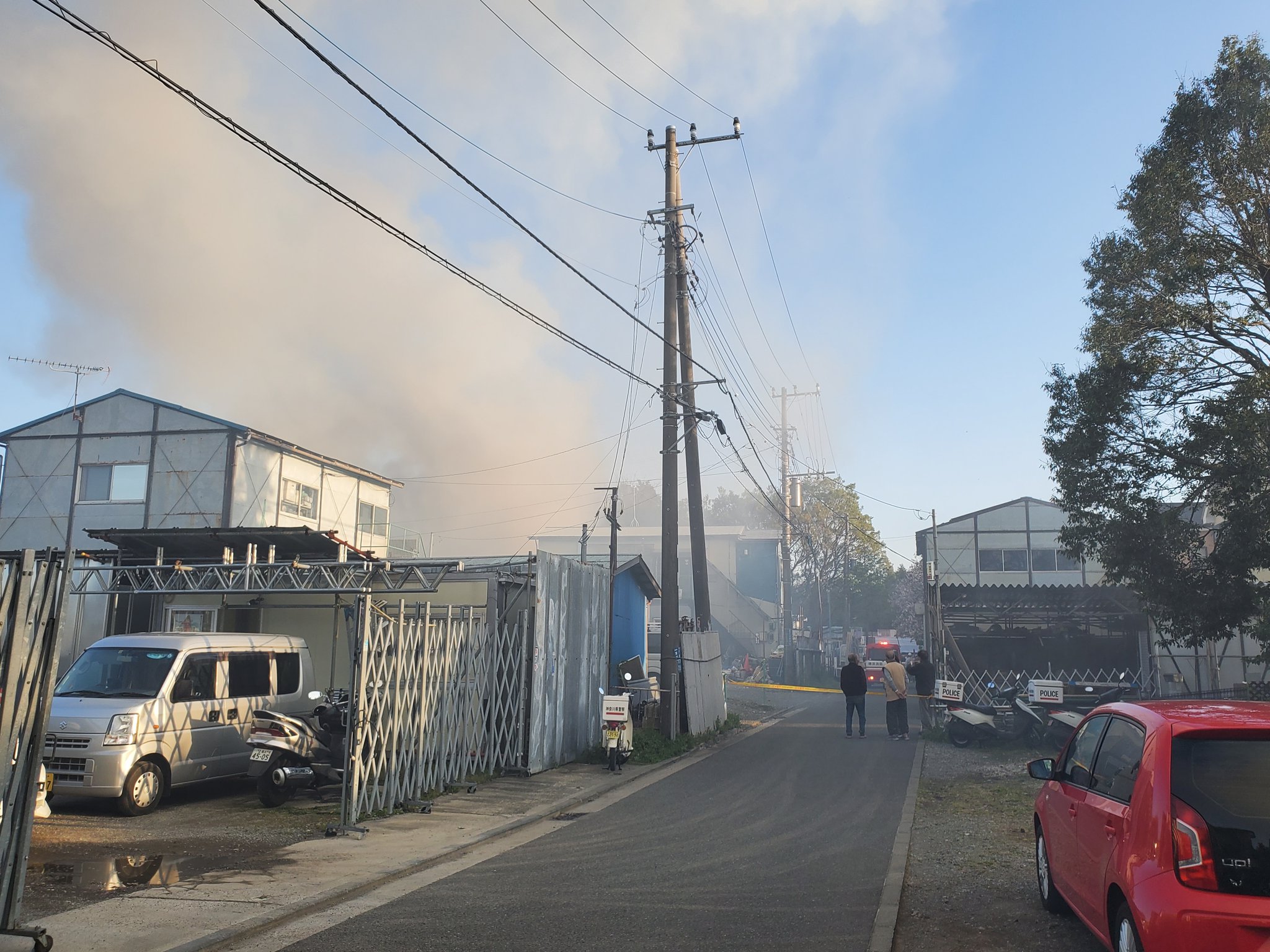 横浜市瀬谷区宮沢の資材置き場で火事が起きている画像