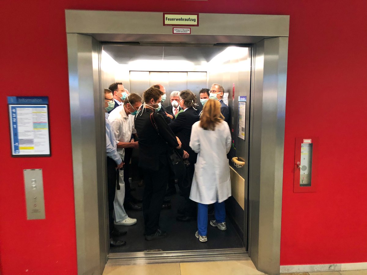 In diesem Aufzug in der Uniklinik #Gießen stehen u.a.: der Bundesgesundheitsminister, der hessische Ministerpräsident, der Kanzleramtsminister, der hessische Gesundheitsminister, der Chef der hessischen Staatskanzlei. #AbstandHalten