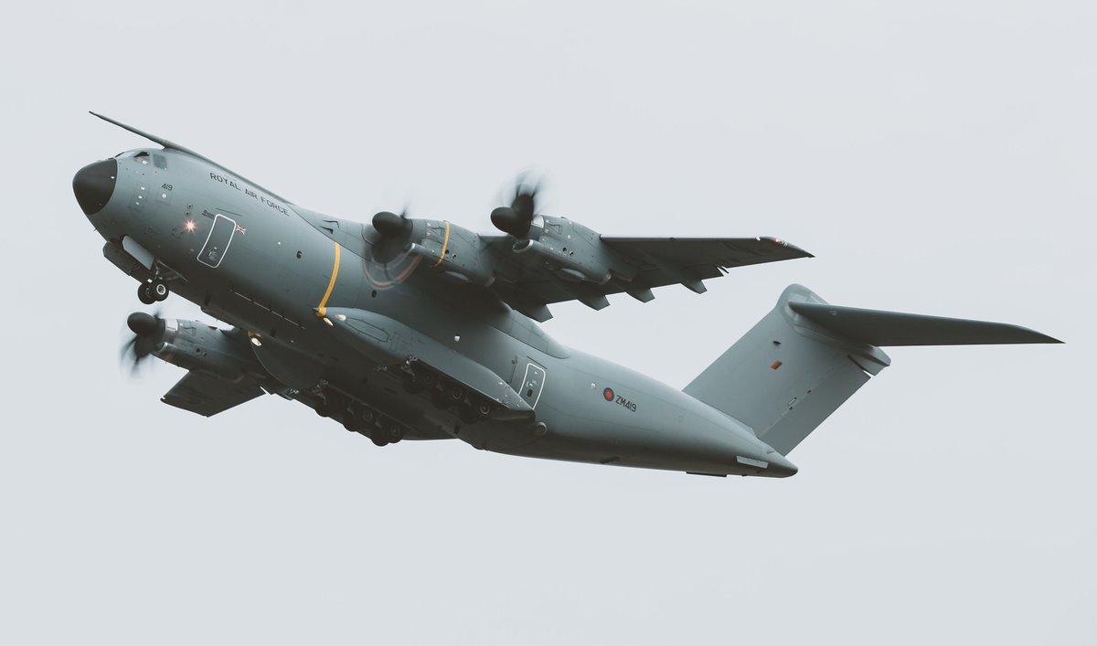 RoyalAirForce's tweet photo. This week our air transport fleet will be conducting training flights around the UK.

Whilst these aircraft &amp; their crews stand by to assist the Government’s fight against #coronavirus, the training flights by Atlas, Globemaster &amp; Hercules from @RAFBrizeNorton are routine. https://t.co/iotTHatEjb