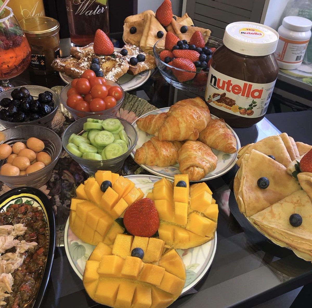 GossipRoomOff's tweet photo. On dit oui à ce brunch de folie 😍🥐 https://t.co/6mLN9inRkA