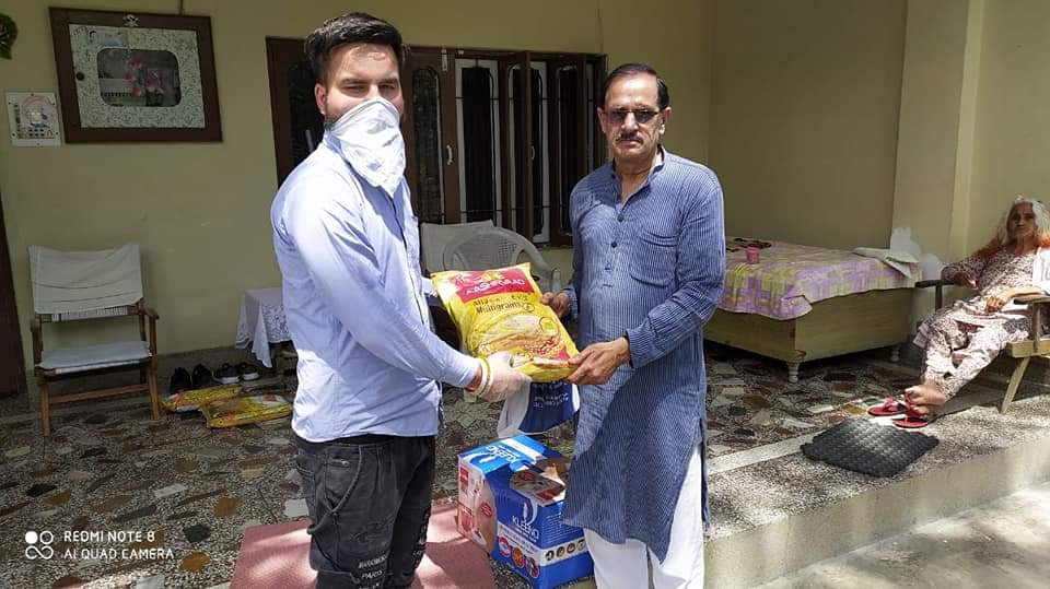 MoringaCourt's tweet photo. 13/4/20:@DcHamirpur की घर द्वार वितरण योजना में @MoringaCourt इस मुहिम में आपके साथ है।अतःआप सभी प्रशासन की वेबसाइट https://t.co/PLERvi6LL9 द्वारा घर बैठे हमारी सेवाओं का लाभ उठा सकते हैं।घर पर रहें,स्वस्थ रहें।9882369700 @CMOFFICEHP #IndiaFightsCOVID19
#hamirpurfightscovid19 https://t.co/sm2HgWaOjD