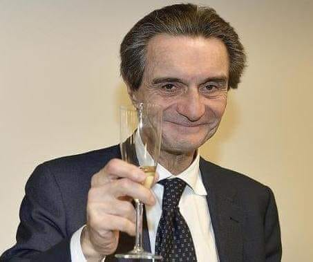 Ilviailvia's tweet photo. #CommissariateLaLombardia 
⚫️21 MILIONI di euro per 3 posti in Ospedale Fiera e hanno festeggiato pure.
⚫️Ha mandato contagiati in RSA
⚫️Ha chiuso e poi subito riaperto senza sanificare un Ospedale con contagiati.
⚫️NON ha presentato domanda per cassa integrazione lombardi. Ecc.. https://t.co/hiuhnQszIA