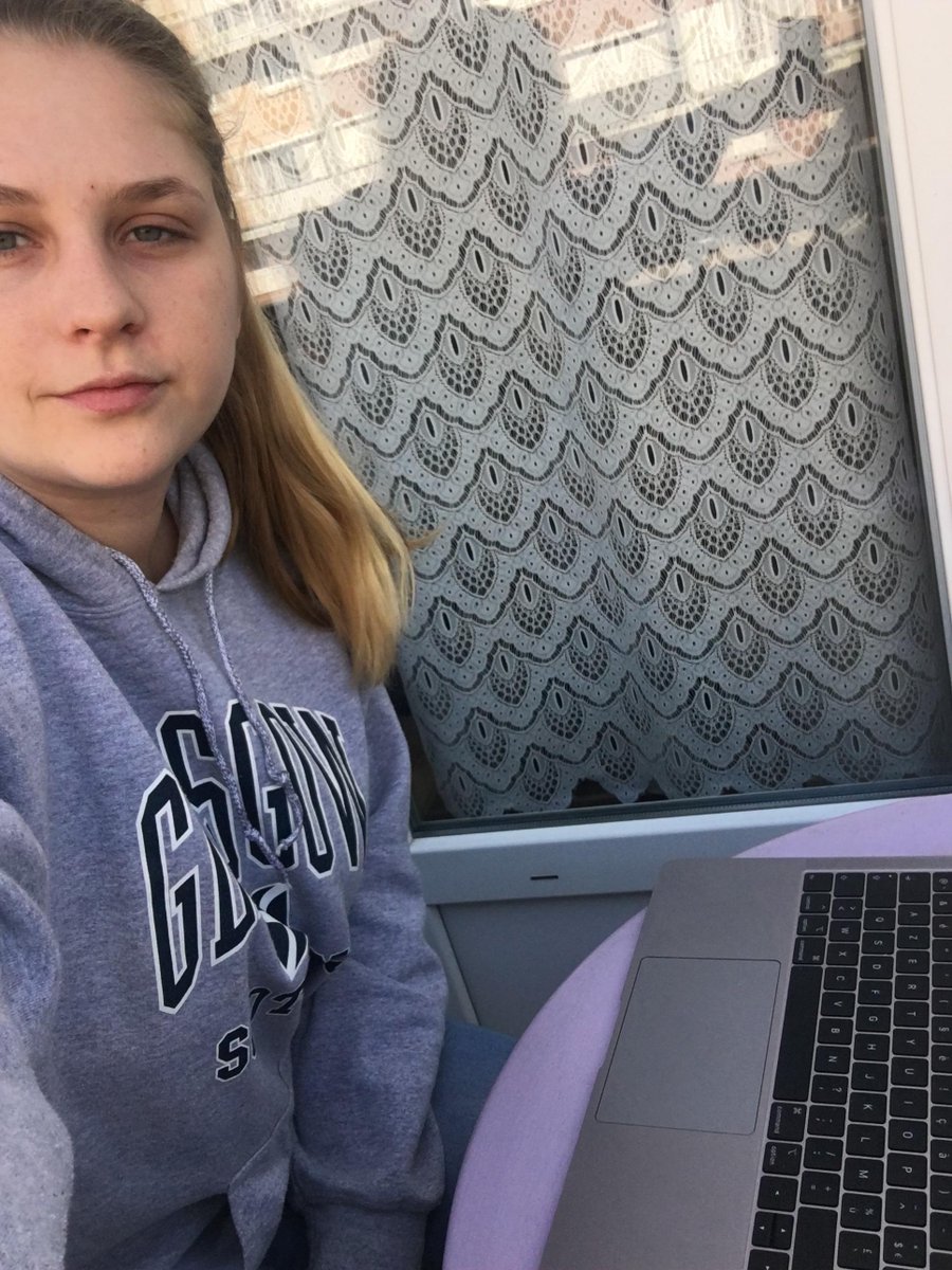 DCbrain_feed's tweet photo. Mélanie, stagiaire en marketing chargé d'événementiel, profite de son petit balcon Dijonnais pour travailler tout en prenant l'air.
#DCbrainremote https://t.co/bxAX8kNKEM