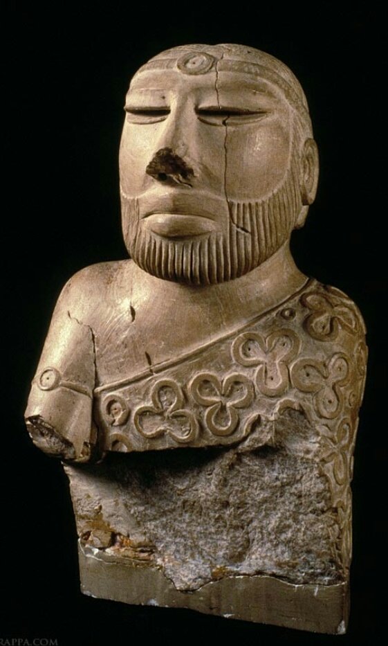 Thread - PRIEST KING The sculpture was found from remains of Mohenjo-Daro during an excavation of sites in 1927. Though there is no evidence that priests or monarchs ruled the Mohenjo-Daro, archaeologists dubbed this dignified figure as "Priest King" (1/4)  @LostTemple7