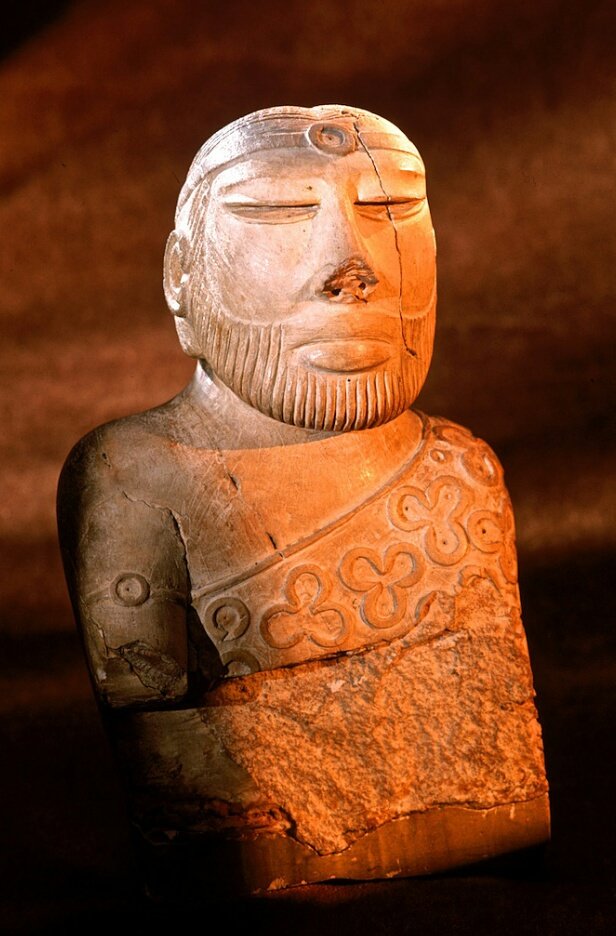Thread - PRIEST KING The sculpture was found from remains of Mohenjo-Daro during an excavation of sites in 1927. Though there is no evidence that priests or monarchs ruled the Mohenjo-Daro, archaeologists dubbed this dignified figure as "Priest King" (1/4)  @LostTemple7