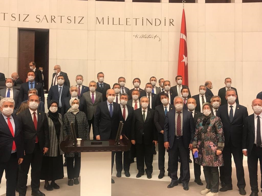 Gece Yarısı TBMM'ye Giren Yüzleri Maskeli 300 Kişilik Grup, 90 Bine Yakın Mahkumu Serbest Bıraktıktan Sonra Farklı Yönlere Kaçarak İzlerini Kaybettirdi... zaytung.com/haberdetay.asp…