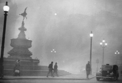 EarthProtecting's tweet photo. 5December 1952 - The Great Smog

#London is wrapped in a thick and unprecedented blanket of #smog that blocks airports and even enters buildings. The environmental catastrophe lasts 5 days, killing 12,500 people and hundreds of cattle at the Smithfield Market.

@B_iat_unina20 https://t.co/ZD0v9DapS4