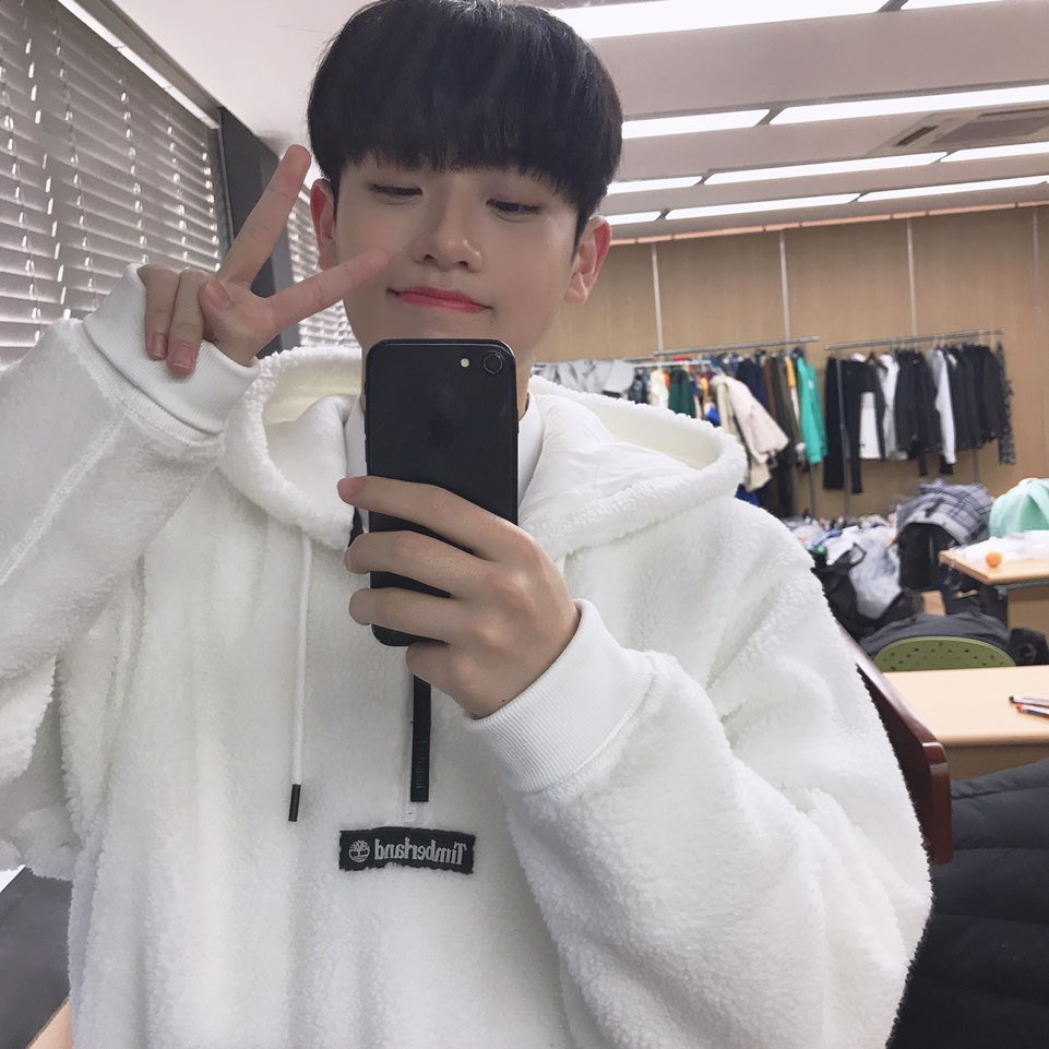 OfficialC9ent's tweet photo. [#금동현]
2학년 3반 강아훈 등장✌🏻

금랑단: 그냥 가지고만 있을게요. 셀카 그대로 이대로 주시면 돼요🤲

씨나인: 이것은 기념품으로 드릴게요🎁

#KEUMDONGHYUN #일진에게찍혔을때2 #강아훈 https://t.co/DoaS6pG6pf