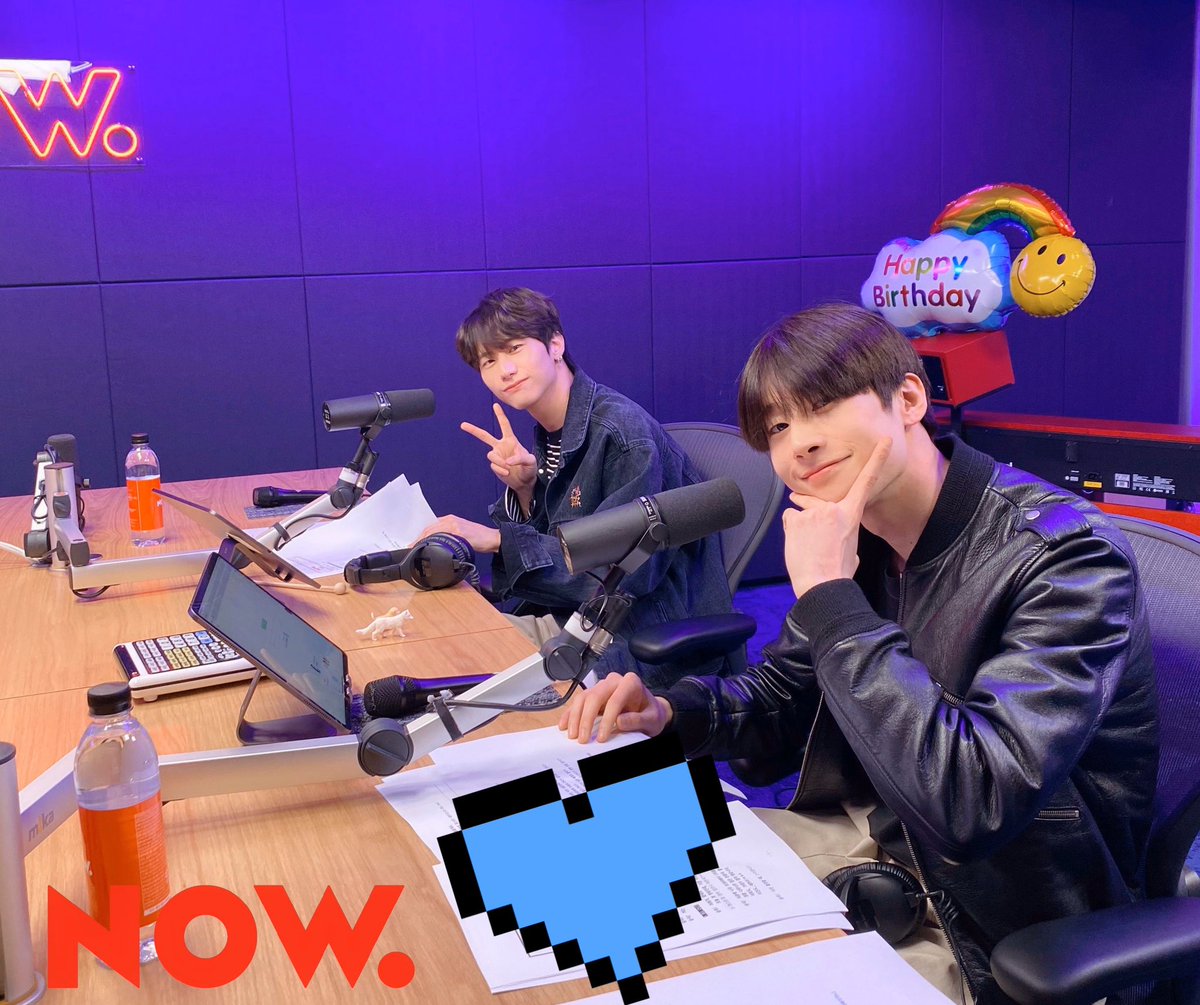 npop_zip's tweet photo. #빅톤 의 #이불킥 이제 곧 첫방송 시작! 호스트 #한승우 #강승식 (잘생김) 딱 기다리고 있어요🛌✨ 네이버앱 켜고 빨리 들어오세요💓 #VICTON #NOW온에어 https://t.co/JBCeVb2oGW