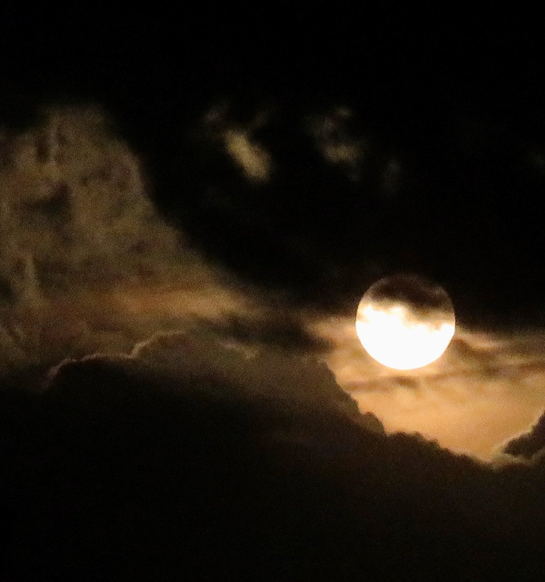 DaveStarley's tweet photo. Flashback full moon! A few pics through the lens of @CanonRSA 
Last #Wednesday’s #sunset (hole in the cloud 🤩) to #fullmoon 18.00 to 22.00 
Was worried that I wouldn’t be able to see the #moon given the amount of #cloud cover. It did vary in thickness though 👍🏻
#lockdown2020 https://t.co/ucLs7ApJLS