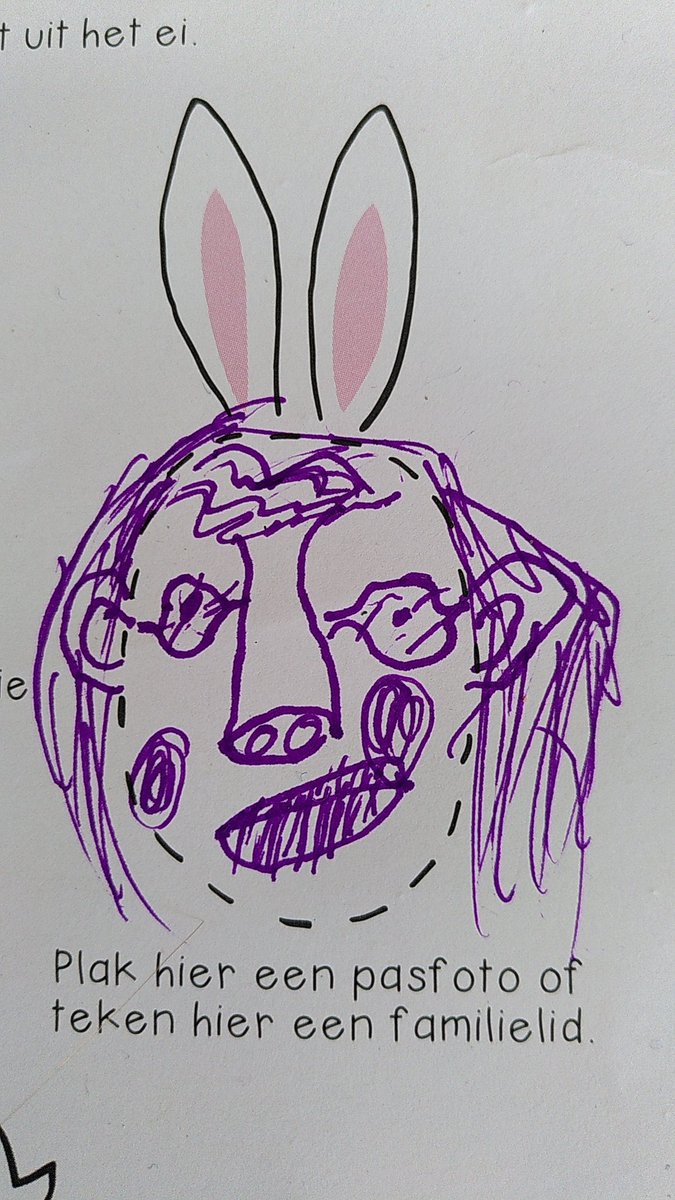 Mamma stil en normaal gezicht trekken, ik moet een familielid tekenen. Eerst je rimpels tekenen, want ik teken van voben naar beneden. hè mam niet zo knipperen, ik zei toch normaal gezicht! Jij hebt echt kleine oortjes. En je wangetjes natuurlijk #Fyran