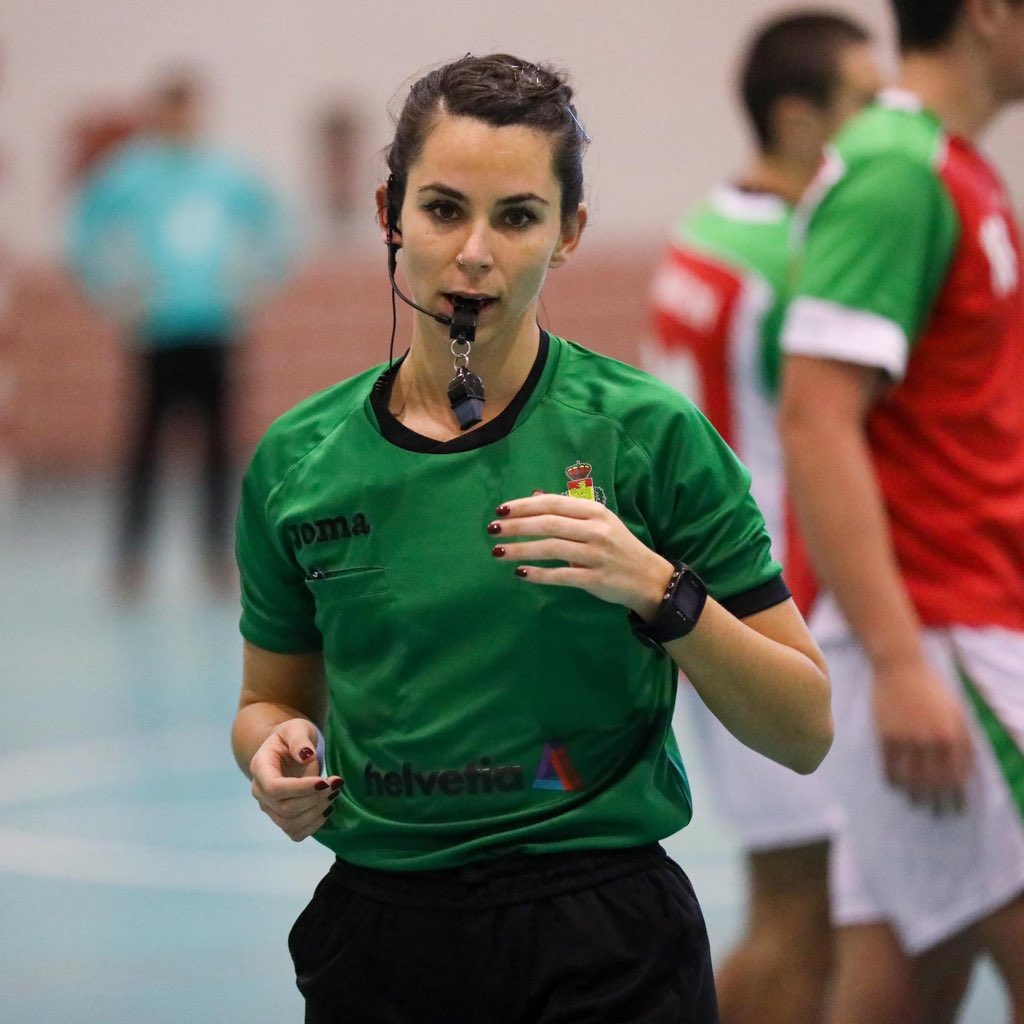xavivegasconv's tweet photo. #WalkingReferee 📸
✌️ @Mariasr13 https://t.co/J8o5ozNQPE
