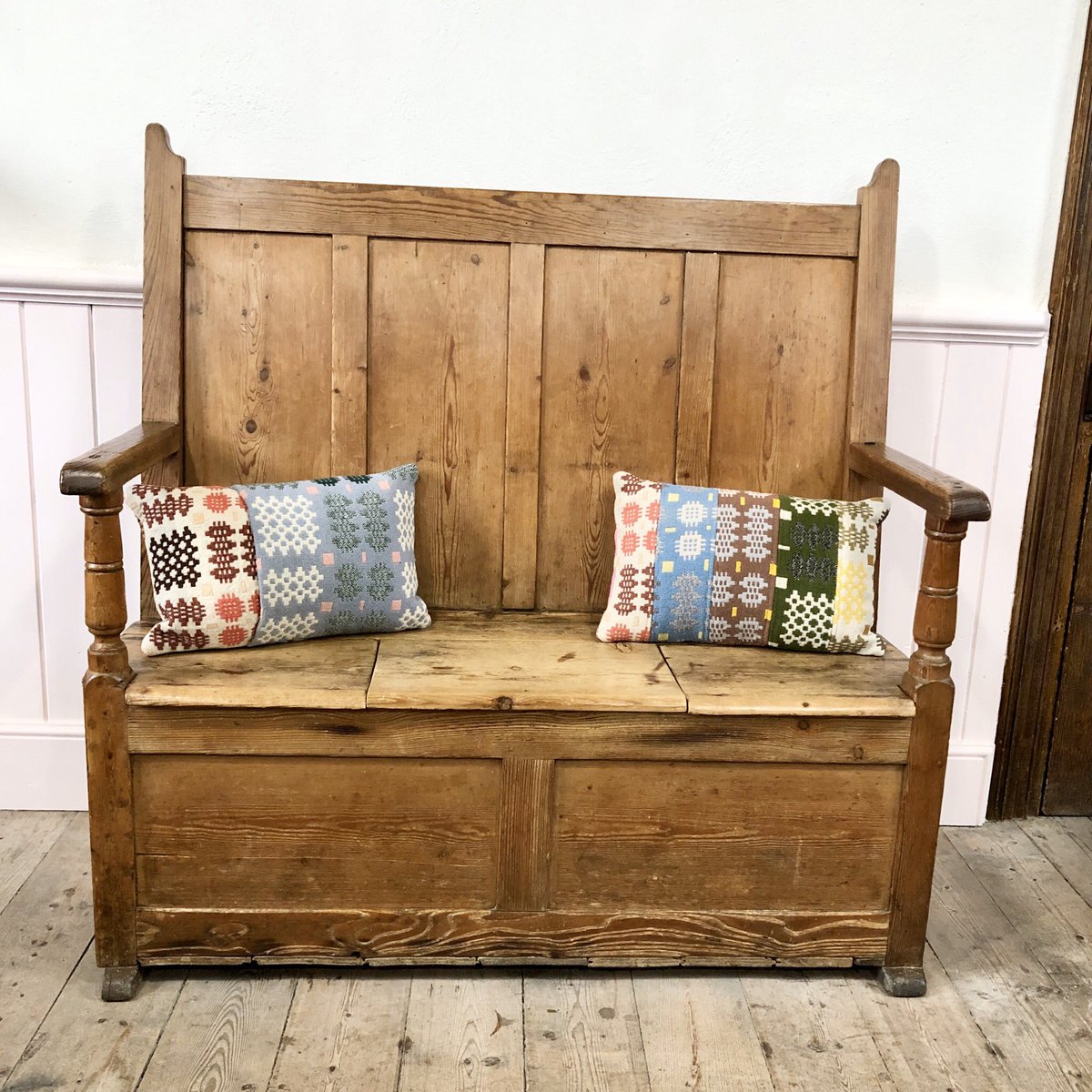 WelshVernacular's tweet photo. Ar werth / For sale currently @WelshVernacular
Beautiful Welsh Pine Pembrokeshire sled foot box settle.
We have several in our cottage.
H4ft 1” = 124cm. W4ft 2” = 127cm. Seat Height 19.5” = 47cm. Seat Depth 15” = 38cm.
Max depth front to back 20.5” = 52cm
#welshsettle #sgiw https://t.co/HkQCwaDUrk